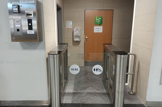 Senzorová bariéra SWEEPER L a autonomní pokladní box jako kontrola vstupu na WC v obchodním domě DBK v Praze