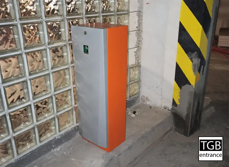 Automatická vjezdová závora jako kontrola vjezdu v jinonickém areálu Univerzity Karlovy