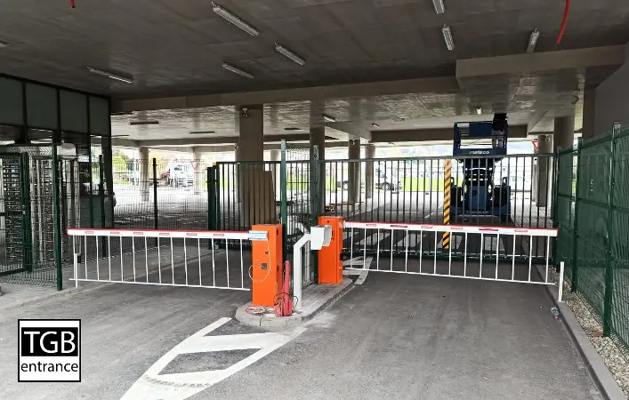 Posuvná brána a automatické závory na vjezdu do areálu Schaeffler