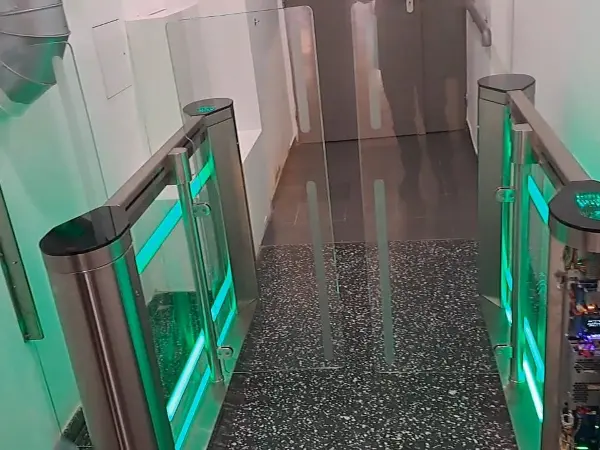 Senzorová bariéra SWEEPER na vstupu na WC v Myšák Gallery