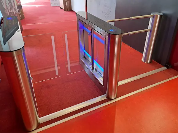 Senzorová bariéra s automatickou branou na vstupu do kina Kadaň