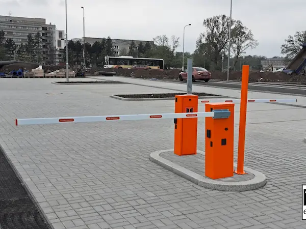 Vjezd na parkoviště ZZS HK u areálu stavby křižovatky Mileta v Hradci Králové je nyní osazen dvěma závorami Ben L