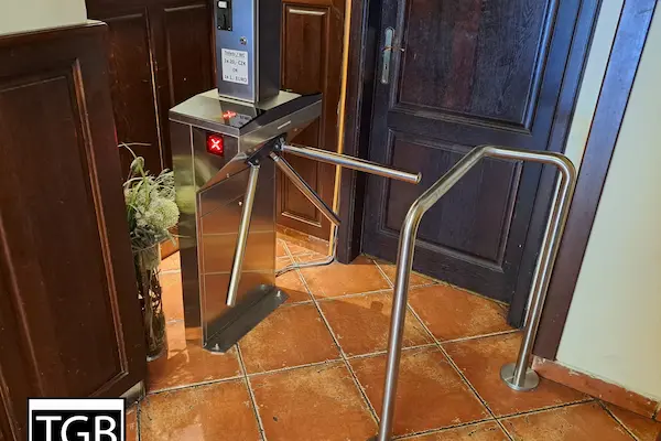 V prostorové tísni chydby restaurace El Toro Negro v Praze je nyní instalován tripodový turniket Bastion