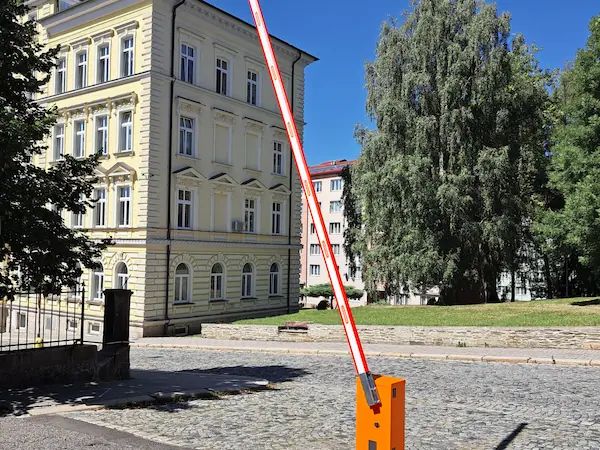 Cizí už se ke škole nedostanou - kontrola vjezdu do areálu ZŠ Kamenná